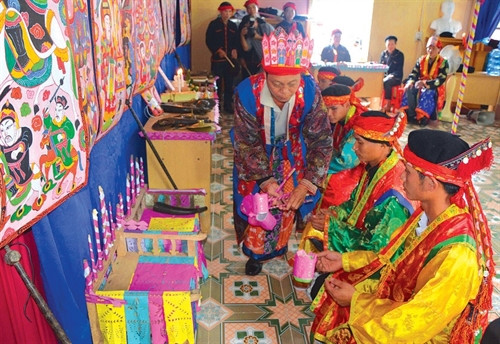 Lễ khai đàn để báo cáo tổ tiên biết lý do của buổi lễ. Lễ khai đàn để báo cáo tổ tiên biết lý do của buổi lễ.