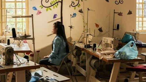 Một nạn nhân thuật lại câu chuyện đớn đau của mình với phóng viên CNN (Nguồn: QQ) Một nạn nhân thuật lại câu chuyện đớn đau của mình với phóng viên CNN (Nguồn: QQ)