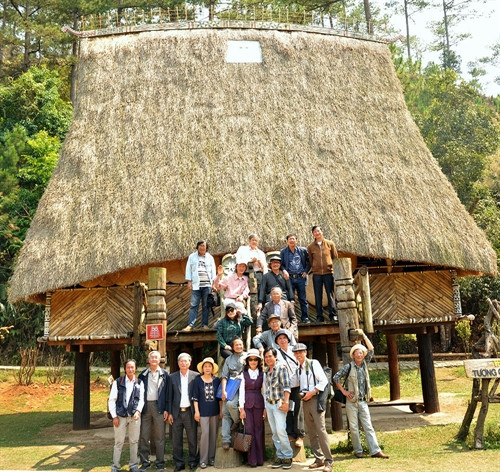 Du khách trước Khu trưng bày tượng gỗ Tây Nguyên.