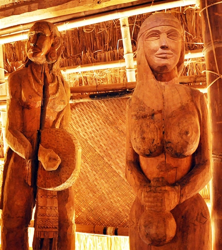 Đánh cồng chiêng.