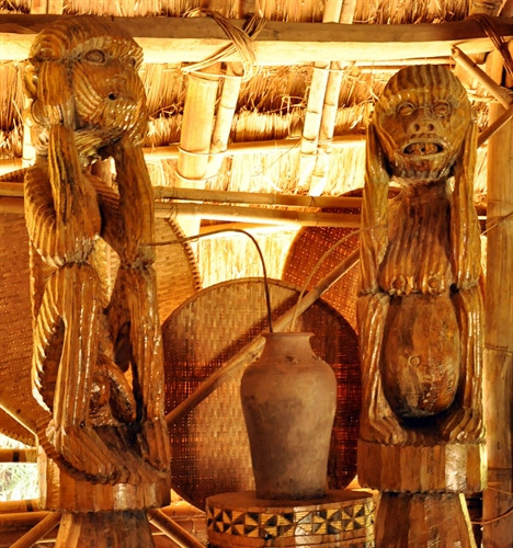 Uống rượu cần.