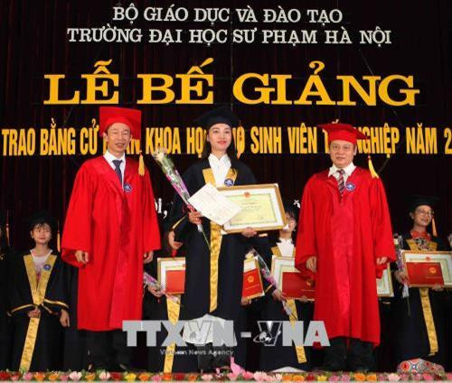 Trao Bằng cử nhân khoa học và giấy khen cho sinh viên K64, tốt nghiệp xuất sắc năm 2018. Ảnh: Thanh Tùng - TTXVN