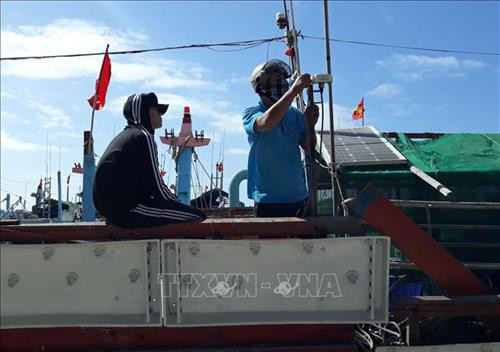 Lắp đặt thiết bị giám sát hành trình trên tàu cá của ngư dân xã Cà Ná ( Thuận Nam, Ninh Thuận). Ảnh: Nguyễn Thành – TTXVN Lắp đặt thiết bị giám sát hành trình trên tàu cá của ngư dân xã Cà Ná ( Thuận Nam, Ninh Thuận). Ảnh: Nguyễn Thành – TTXVN