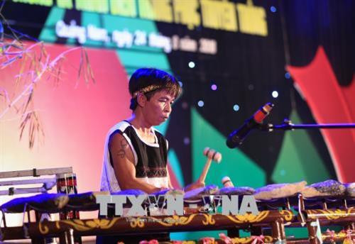 Phần trình diễn hoà tấu đàn đá của nghệ nhân Bo Bo Dũng dân tộc Raglai đến từ tỉnh Khánh Hoà. Ảnh: Trọng Đạt -TTXVN Phần trình diễn trang phục dân tộc Chăm đến từ tỉnh Bình Định. Ảnh: Trọng Đạt -TTXVN Phần trình diễn trang phục dân tộc Chăm đến từ tỉnh Bình Định. Ảnh: Trọng Đạt -TTXVN