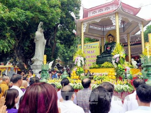 Các tăng ni, phật tử dâng hương Phật ngọc hòa bình thế giới . Ảnh Thu Hằng- TTXVN Các tăng ni, phật tử dâng hương Phật ngọc hòa bình thế giới . Ảnh Thu Hằng- TTXVN