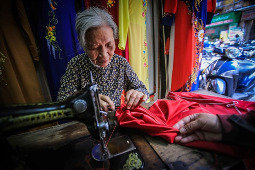 Bà Lê Thị Quyết, chủ hiệu may Vinh Trạch ở số 23 phố Lương Văn Can, quận Hoàn Kiếm dù đã làm nghề ngót 50 năm và truyền nghề qua 4 đời nhưng bà vẫn là người trực tiếp cắt và may áo dài cho khách. Bà Lê Thị Quyết, chủ hiệu may Vinh Trạch ở số 23 phố Lương Văn Can, quận Hoàn Kiếm dù đã làm nghề ngót 50 năm và truyền nghề qua 4 đời nhưng bà vẫn là người trực tiếp cắt và may áo dài cho khách.