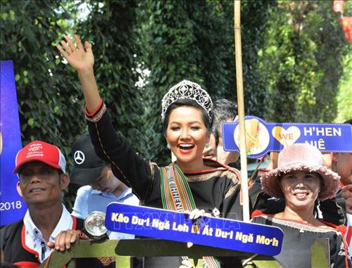 Hoa hậu Hoàn vũ H’hen Niê đi trên xe công nông về thăm quê nhà tại buôn Sứt M’đưng, xã Cư Suê, huyện Cư M'gar (Đắk Lắk). Ảnh: Tuấn Anh - TTXVN Hoa hậu Hoàn vũ H’hen Niê đi trên xe công nông về thăm quê nhà tại buôn Sứt M’đưng, xã Cư Suê, huyện Cư M'gar (Đắk Lắk). Ảnh: Tuấn Anh - TTXVN