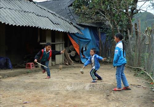 Trẻ em dân tộc Mông đang chơi trò chơi đánh Tu Lu (chọi cù), trò chơi truyền thống của cộng đồng dân tộc Mông mỗi khi Tết đến, xuân về. Ảnh: Xuân Khu- TTXVN