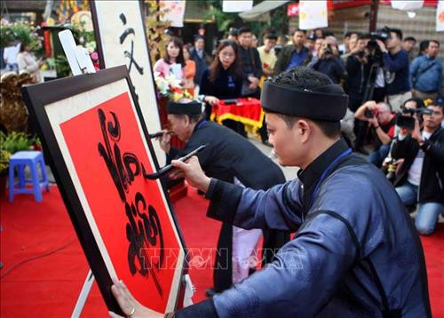 Trình diễn thư pháp trong lễ khai mạc. Ảnh: Thanh Tùng-TTXVN Trình diễn thư pháp trong lễ khai mạc. Ảnh: Thanh Tùng-TTXVN