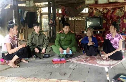 Trung úy Mùa A Tà, Trưởng công an xã Trung Đồng, huyện Tân Uyên thường xuyên xuống cơ sở nắm tình hình và tuyên truyền, vận động bà con nghiêm chỉnh chấp hành các chính sách pháp luật của Nhà nước. Ảnh: Công Tuyên-TTXVN Trung úy Mùa A Tà, Trưởng công an xã Trung Đồng, huyện Tân Uyên thường xuyên xuống cơ sở nắm tình hình và tuyên truyền, vận động bà con nghiêm chỉnh chấp hành các chính sách pháp luật của Nhà nước. Ảnh: Công Tuyên-TTXVN