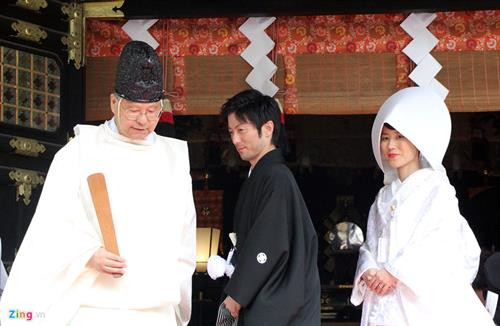 Nói đến Nikko, người hiểu lịch sử Nhật Bản liền nghĩ ngay đến Nikko Toshogu, một đền đài nguy nga nhất của xứ Phù Tang được UNESCO công nhận là di sản văn hoá thế giới vào năm 1999. Đường vào đền Nikko Toshogu vắt ngang con sông Daiya, với cây cầu Thần gỗ cong (Shin kyo) sơn son đẹp mắt, giống như cầu Thê Húc ở Hồ Gươm, Hà Nội. Đây là một trong 3 cây cầu đẹp nhất Nhật Bản. Nikko được ví như viên đá quý, bởi vẻ đẹp tự nhiên và vẻ đẹp kiến trúc Nhật Bản. Kiến trúc điện thờ vô cùng sắc sảo. Các nhà sử học ước lượng rằng để hoàn tất kiến trúc đền thờ Toshogu tốn khoảng 40 tỷ yen vào thời điểm ngày nay (8.547 tỷ đồng). Đền chùa Nikko là tên gọi chung của quần thể đền, chùa cổ nổi tiếng ở thành phố Nikko, tỉnh Tochigi. Dân địa phương thường gọi quần thể này là "hai đền một chùa", bởi quần thể gồm hai đền thờ Thần đạo Nikko Tosho-gu (đền Futarasan) và một ngôi chùa Phật giáo là chùa Rinno. 5 kiến trúc của đền Nikko Toshogu đã được Nhật Bản xếp vào hàng quốc bảo, và ba kiến trúc khác là tài sản văn hóa trọng yếu. Lăng mộ đền thờ của tướng quân Tokugawa được thiết kế tạo ra được một không gian rất trang nghiêm. Lối vào cổng chính rộng rãi, đường trải đá nhỏ màu xám, những rặng thông cao vút tạo ra một không gian uy nghi, thanh tịnh. Đại lộ những cây tuyết tùng được trồng xếp hàng dài ngay ngắn nằm ở hai bên vệ đường, được gọi là Sugi. Sau khi tướng quân Tokugawa Ieyasu chết năm 1616, Masatsuna Matsudaira đã xây dựng đền Nikko Toshogu, và ông bắt đầu trồng cây tuyết tùng Nhật Bản dọc theo con đường chính dẫn đến Nikko. Người ta ước tính có khoảng 200.000 cây tuyết tùng được trồng trong dịp này. Số lượng cây giảm đi rất nhiều và hiện nay chỉ còn 13.000 cây. Ðông Chiêu Cung - Toshogu - là tên gọi của đền thờ tướng quân Shogun Tokugawa Ieyasu - Ðức Xuyên Gia khang. Ông mất vào năm 1616 và con trai ông đã chọn Nikko làm nơi xây dựng đền thờ. Hơn 4 triệu người thợ làm trong trong 1 năm rưỡi để hoàn thiện cụm đền thờ có kiến trúc vô cùng sắc sảo này. Tổ hợp kiến trúc là điểm tuyệt vời trong số các tuyệt tác kiến trúc Nhật Bản thể hiện lối trang trí sang trọng và tinh tế. Kiến trúc đền thờ Toshogu để lại cho người sau cả một kho tàng về triết lý nhân sinh. Các hình ảnh khỉ đã được nhân cách hóa mô tả về đời sống con người. Một trong số đó có bức đặc biệt nhất khắc 3 chú khỉ, có tên từng chú khỉ là Kikazaru (bịt tai), Mizaru (bịt mắt) và Iwazaru (bịt miệng). Ba chú khỉ với vẻ mặt ngộ nghĩnh là hình tượng người Nhật Bản biểu đạt triết lý nhà Phật dạy rằng không nghe điều bậy, không nhìn điều bậy, không nói điều bậy. Bức khắc này của nghệ nhân Hidari Jingoro nổi tiếng từ thế kỉ 17. Hiện đền cũng là nơi những gia đình quyền quý tổ chức lễ thành hôn. Hàng năm đền thờ tướng quân Tokugawa - nơi được mệnh danh là ”Di Hòa Viên” của Nhật Bản, thu hút hàng trăm ngàn lượt khách du lịch.