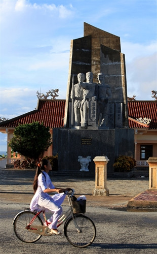 Tượng đài Đội Hoàng Sa kiêm quản Bắc Hải Tượng đài Đội Hoàng Sa kiêm quản Bắc Hải