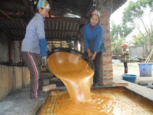 Nước mía sau khi ép được đổ vào chảo lớn để nấu Nước mía được nấu cho đến khi thành đường Đổ đường từ chảo vào khuôn. Sau khi đổ xuống khuôn, người làm đường phên phải quét đi, quét lại để bề mặt đường trong khuôn được phẳng. Thành phẩm đường phên Nước mía sau khi ép được đổ vào chảo lớn để nấu Nước mía được nấu cho đến khi thành đường Đổ đường từ chảo vào khuôn. Sau khi đổ xuống khuôn, người làm đường phên phải quét đi, quét lại để bề mặt đường trong khuôn được phẳng. Thành phẩm đường phên