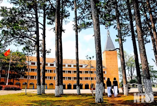 Ga Đà Lạt. Nhà thờ Con Gà Đà Lạt. Dinh Bảo Đại Trường Cao đẳng sư phạm Đà Lạt Nhà hàng Thủy Tạ Đà Lạt. Trường Đại học Đà Lạt. Lò phản ứng hạt nhân Đà Lạt