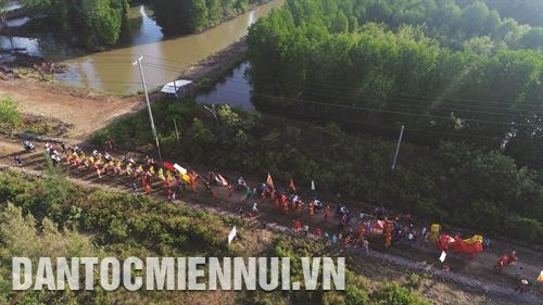 Lễ hội Nghinh Ông được tổ chức vào ngày 24 - 25/2 (mồng 8 - 9 tháng Giêng) trong không khí tưng bừng, náo nhiệt