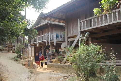 Mặt trước một ngôi nhà sàn dân tộc Thái ở Lai Châu.