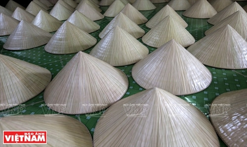 Nón lá thành phẩm của làng nón Hòa Bình được tiêu thụ rộng khắp An Giang và các tỉnh trong vùng như: Đồng Tháp, Kiên Giang, Sóc Trăng, Cần Thơ, Cà Mau…