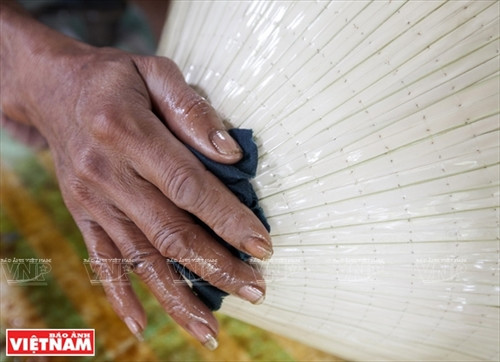 ...sau đó thoa dầu bóng cho nón lá.