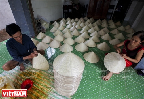 Một hộ dân làm nón lá ở xã Hòa Bình, huyện Chợ Mới, tỉnh An Giang.