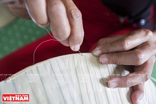 Khâu lá buông ở vành nón cuối cùng làm cho chiếc nón thêm chắc chắn và gọn nhẹ...