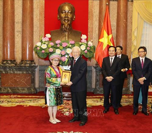 Tổng Bí thư, Chủ tịch nước Nguyễn Phú Trọng tặng ảnh Bác Hồ cho các cháu học sinh, sinh viên tiêu biểu, xuất sắc. Ảnh: Trí Dũng – TTXVN Tổng Bí thư, Chủ tịch nước Nguyễn Phú Trọng tặng ảnh Bác Hồ cho các cháu học sinh, sinh viên tiêu biểu, xuất sắc. Ảnh: Trí Dũng – TTXVN