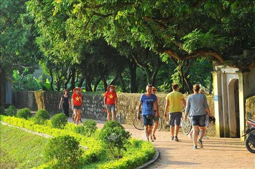 Du khách tham quan khu di tích đền Vua Đinh Tiên Hoàng. Ảnh: Minh Đức - TTXVN Du khách tham quan khu di tích đền Vua Đinh Tiên Hoàng. Ảnh: Minh Đức - TTXVN