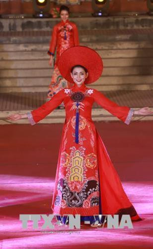 Trình diễn áo dài tại đêm diễn. Ảnh: Hoàng Hùng – TTXVN