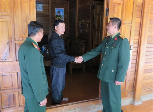 Cán bộ, chiến sĩ Đội sản xuất và xây dựng cơ sở chính trị số 7 thăm hỏi bà con ở địa bàn xã Sín Thầu. Cán bộ, chiến sĩ Đội sản xuất và xây dựng cơ sở chính trị số 7 thăm hỏi bà con ở địa bàn xã Sín Thầu.