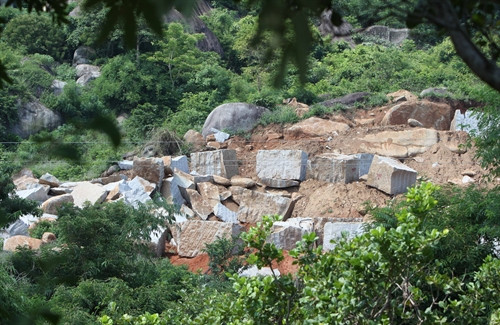 Nhiều phiến đá Granite lớn đã được cắt xẻ vuông vắn để chờ vận chuyển đi tiêu thụ. Nhiều phiến đá Granite lớn đã được cắt xẻ vuông vắn để chờ vận chuyển đi tiêu thụ.