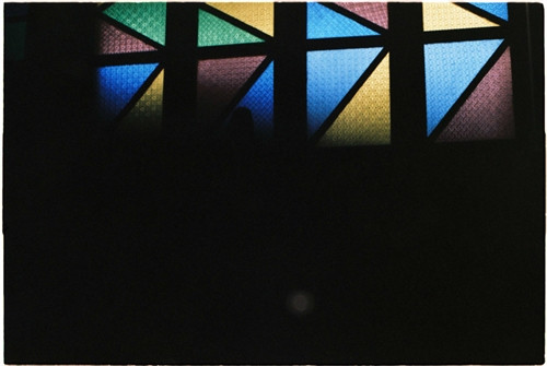 Nhà thờ Cam Ly hay còn gọi là nhà thờ Sơn Cước (đường Nguyễn Khuyến, phường 5, TP Đà Lạt) vừa cổ kính vừa mang trong mình câu chuyện riêng. Nhà thờ này đã được xây dựng và tồn tại 50 năm, trong quá trình hình thành gặp vô vàn khó khăn. Trước đây nhà thờ Cam Ly dành cho đồng bào dân tộc (chủ yếu là người K’ho) nhưng giờ mở rộng ra cho mọi người. Trước cổng nhà thờ có hình hổ và đại bàng, tượng trưng cho sức mạnh, sự bảo vệ và vươn xa. Đường dẫn vào nhà thờ tràn ngập những loài hoa nhỏ xinh. Mái công được xây bằng loại gạch màu cũ xưa theo hình nhà tháp, giống cấu trúc nhà rông của đồng bào Tây Nguyên. Khi bước vào trong nhà thờ, bạn sẽ nhận thấy tràn ngập màu sắc với hình tam giác và hình chữ nhật. Người ta quan niệm hình tam giác tượng trưng cho Yàng - đấng tối cao của đồng bào, cũng là chúa Jesus. Hình vuông là quan niệm vũ trụ, trái đất là trung tâm và mọi thứ xoay quanh Trái đất. Phần đầu của nhà thờ cũng được xây dựng trong các khung hình màu sắc, hình Cha đặt làm trung tâm. Điều đặc biệt là trong nhà thờ này, dưới bức tượng của Cha, người ta đặt một cái đầu trâu với ý nghĩa trâu là loài động vật lành tính, siêng năng và trung thành, mong con người cũng hướng về những điều đó. Hơn 60 em nhỏ đang được nuôi dạy tại đây, có em mồ côi, có em được mẹ gửi vào. Mỗi ngày các em vui chơi, học tập, chiều đến thì vào nhà thờ đọc kinh. Nhà thờ Cam Ly không được nhiều người biết đến, bởi con người ở đây cũng sống tương đối ẩn dật. Mang trong mình nét màu sắc kiến trúc riêng, những thiết kế, trưng bày đều mang ý nghĩa riêng, nhà thờ Cam Ly vừa cũ vừa mới lại vừa ấm áp tình người. Nhà thờ Cam Ly (chấm đỏ) trên bản đồ. Ảnh: Google Map.