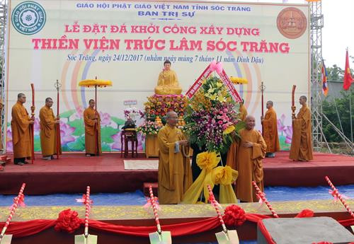 Hòa thượng Thích Thện Nhơn, Chủ tịch Hội đồng Trị sự GHPGVN tặng lẵng hoa chúc mừng tại buổi lễ. Ảnh: Trung Hiếu- TTXVN Hòa thượng Thích Thện Nhơn, Chủ tịch Hội đồng Trị sự GHPGVN tặng lẵng hoa chúc mừng tại buổi lễ. Ảnh: Trung Hiếu- TTXVN