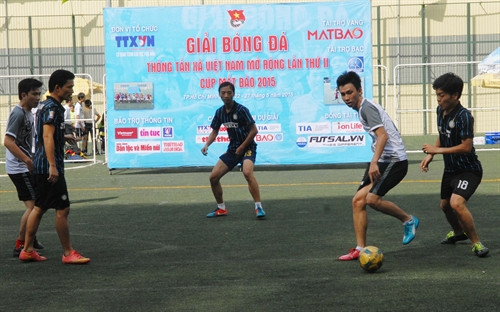 Pha tranh bóng trong trận đấu giữa Bảo hiểm Xã hội TP.Hồ Chí Minh (áo xanh) và Công ty Mắt Bão trong trận đấu sáng 25/5