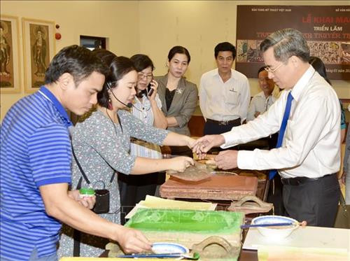 Các đại biểu thể nghiệm thực hành in tranh dân gian tại Triển lãm “Tranh dân gian truyền thống Việt Nam”. Ảnh: Nhật Bình - TTXVN Các đại biểu thể nghiệm thực hành in tranh dân gian tại Triển lãm “Tranh dân gian truyền thống Việt Nam”. Ảnh: Nhật Bình - TTXVN