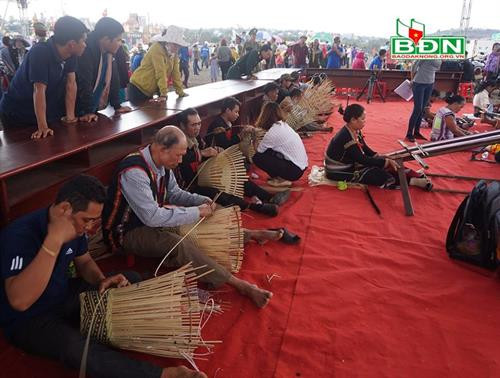 Tại Hội xuân Mậu Tuất 2018, Hội thi đan gùi thu hút nhiều nghệ nhân tham gia Tại Hội xuân Mậu Tuất 2018, Hội thi đan gùi thu hút nhiều nghệ nhân tham gia