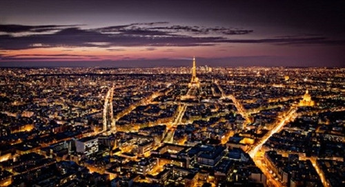 Paris sở dĩ được gọi là "kinh đô ánh sáng" của nước Pháp vì nơi đây có gần 296 khu vực rực rỡ, bao gồm khách sạn, đài phun nước, nhà thờ, các tòa nhà quốc gia, cầu đường...