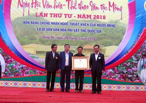 Lãnh đạo tỉnh Thái Nguyên trao bằng chứng nhận nghệ thuật Khèn Mông là di sản văn hóa phi vật thể Quốc gia cho cộng đồng người Mông huyện Đồng Hỷ, tỉnh Thái Nguyên. Ảnh: Quân Trang-TTXVN Lãnh đạo tỉnh Thái Nguyên trao bằng chứng nhận nghệ thuật Khèn Mông là di sản văn hóa phi vật thể Quốc gia cho cộng đồng người Mông huyện Đồng Hỷ, tỉnh Thái Nguyên. Ảnh: Quân Trang-TTXVN