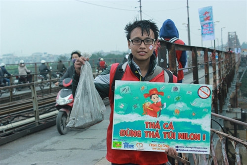 Tết ông Công ông Táo, lại chuyện xả rác sông Hồng ảnh 3