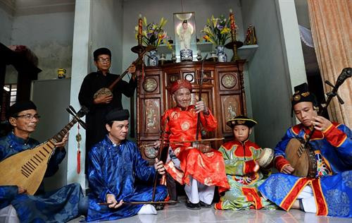 Nhã nhạc cung đình Huế - gia đình 4 đời của nghệ nhân ưu tú Lữ Hữu Thi 103 tuổi đang biểu diễn cùng với con, cháu, chắt tại nhà riêng Các thế hệ biểu diễn ở lễ hội đường phố tại liên hoan nghệ thuật dân gian Tây Nguyên lần thứ 3 năm 2016. Các liền anh liền chị đang biểu diễn quan họ nhân dịp Tết năm 2016 phục vụ cho các du khách thập phương về dự. Các thành viên CLB ca trù Thái Hà đang biểu diễn tại đền Quán Thánh. Ông Hiệu Cờ (Nguyễn Văn Sơn, sinh năm 1999) – tượng trưng cho Thánh Gióng biểu diễn đánh trận cuối cùng tại bãi cờ Soi Bia. CLB hát xoan làng cổ đình Hùng Lô, xã Hùng Lô, Phú Thọ đang biểu diễn phục vụ cho du khách nước ngoài tới nghe hát xoan. Lễ rước kiệu truyền thống và biểu diễn múa lân tại sân trung tâm trong lễ hội Đền Hùng nhân dịp giỗ tổ Hùng Vương. Đờn ca tài tử Nam Bộ luôn sống mãi với thời gian. Trong ảnh là các nghệ nhân tỉnh Long An đang biểu diễn phục vụ người dân địa phương. Các thành viên dân ca ví giặm phường nón xã Phù Việt huyện Thạch Hà tỉnh Hà Tĩnh vừa làm nón vừa hát giao duyên với bài “thử long chung thủy”. Các vận động viên môn kéo song đang tập trung cao độ khi thi đấu quyết giành phần thắng về đội của minh. Thực hành tín ngưỡng thờ Mẫu