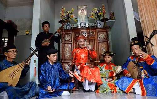 Nhã nhạc cung đình Huế - gia đình 4 đời của nghệ nhân ưu tú Lữ Hữu Thi 103 tuổi đang biểu diễn cùng với con, cháu, chắt tại nhà riêng Các thế hệ biểu diễn ở lễ hội đường phố tại liên hoan nghệ thuật dân gian Tây Nguyên lần thứ 3 năm 2016. Các liền anh liền chị đang biểu diễn quan họ nhân dịp Tết năm 2016 phục vụ cho các du khách thập phương về dự. Các thành viên CLB ca trù Thái Hà đang biểu diễn tại đền Quán Thánh. Ông Hiệu Cờ (Nguyễn Văn Sơn, sinh năm 1999) – tượng trưng cho Thánh Gióng biểu diễn đánh trận cuối cùng tại bãi cờ Soi Bia. CLB hát xoan làng cổ đình Hùng Lô, xã Hùng Lô, Phú Thọ đang biểu diễn phục vụ cho du khách nước ngoài tới nghe hát xoan. Lễ rước kiệu truyền thống và biểu diễn múa lân tại sân trung tâm trong lễ hội Đền Hùng nhân dịp giỗ tổ Hùng Vương. Đờn ca tài tử Nam Bộ luôn sống mãi với thời gian. Trong ảnh là các nghệ nhân tỉnh Long An đang biểu diễn phục vụ người dân địa phương. Các thành viên dân ca ví giặm phường nón xã Phù Việt huyện Thạch Hà tỉnh Hà Tĩnh vừa làm nón vừa hát giao duyên với bài “thử long chung thủy”. Các vận động viên môn kéo song đang tập trung cao độ khi thi đấu quyết giành phần thắng về đội của minh. Thực hành tín ngưỡng thờ Mẫu