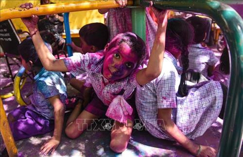 Người dân tham gia lễ hội Holi tại Ahmedabad , Ấn Độ ngày 20/3/2019. Ảnh: AFP/ TTXVN Trẻ em ném bột màu trong lễ hội Holi tại đền Kalupur Swaminarayan ở Ahmedabad, Ấn Độ, ngày 20/3/2019. Ảnh: AFP/ TTXVN Người dân ném bột màu trong lễ hội Holi tại đền Kalupur Swaminarayan ở Ahmedabad, Ấn Độ, ngày 20/3/2019. Ảnh: AFP/ TTXVN Trẻ em ném bột màu trong lễ hội Holi ở Jammu, thủ phủ mùa đông của khu vực Kashmir do Ấn Độ kiểm soát, ngày 20/3/2019. Ảnh: THX/ TTXVN Trẻ em tham gia lễ hội Holi ở Jammu, thủ phủ mùa đông của khu vực Kashmir do Ấn Độ kiểm soát, ngày 20/3/2019. Ảnh: THX/ TTXVN Người dân tham gia lễ hội Holi tại Ahmedabad , Ấn Độ ngày 20/3/2019. Ảnh: AFP/ TTXVN Trẻ em ném bột màu trong lễ hội Holi tại đền Kalupur Swaminarayan ở Ahmedabad, Ấn Độ, ngày 20/3/2019. Ảnh: AFP/ TTXVN Người dân ném bột màu trong lễ hội Holi tại đền Kalupur Swaminarayan ở Ahmedabad, Ấn Độ, ngày 20/3/2019. Ảnh: AFP/ TTXVN Trẻ em ném bột màu trong lễ hội Holi ở Jammu, thủ phủ mùa đông của khu vực Kashmir do Ấn Độ kiểm soát, ngày 20/3/2019. Ảnh: THX/ TTXVN Trẻ em tham gia lễ hội Holi ở Jammu, thủ phủ mùa đông của khu vực Kashmir do Ấn Độ kiểm soát, ngày 20/3/2019. Ảnh: THX/ TTXVN