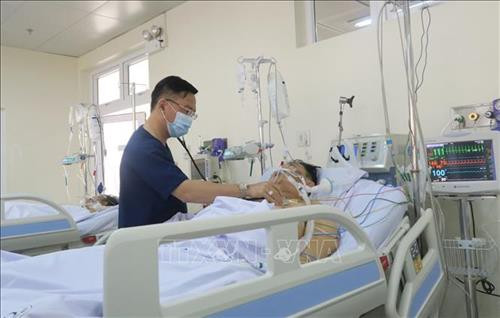 Một bệnh nhân trong nhập viện trong tình trạng nguy kịch vì uống thuốc đông y. Ảnh: Đinh Hằng – TTXVN