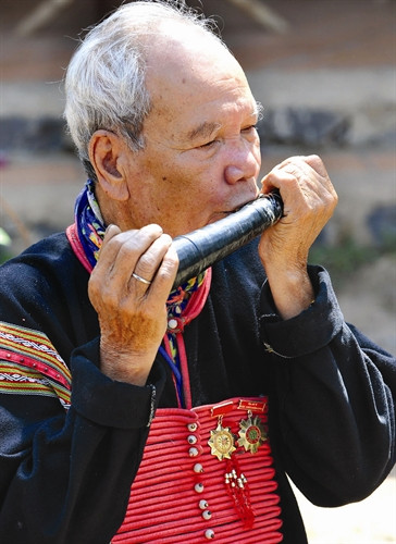 Thổi kèn trong lễ cúng thần voi