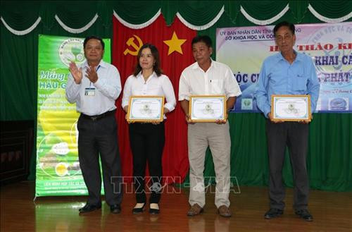 Trao chứng nhận đăng ký nhãn hiệu cho các hợp tác xã sản xuất mãng cầu. Ảnh: Duy khương - TTXVN Trao chứng nhận đăng ký nhãn hiệu cho các hợp tác xã sản xuất mãng cầu. Ảnh: Duy khương - TTXVN