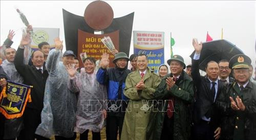Lãnh đạo tỉnh Phú Yên tặng hoa chúc mừng những du khách đầu tiên đến Mũi Điện. Ảnh: Thế Lập - TTXVN Lãnh đạo tỉnh Phú Yên tặng hoa chúc mừng những du khách đầu tiên đến Mũi Điện. Ảnh: Thế Lập - TTXVN
