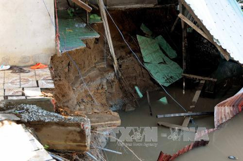 HIện trường một vụ sạt lở làm cuốn trôi nhà cửa cùng tài sản ở ấp 3, xã Hiệp Phước, huyện Nhà Bè, Thành phố Hồ Chí Minh vào ngày 27/6/2017. Ảnh: An Hiếu - TTXVN HIện trường một vụ sạt lở làm cuốn trôi nhà cửa cùng tài sản ở ấp 3, xã Hiệp Phước, huyện Nhà Bè, Thành phố Hồ Chí Minh vào ngày 27/6/2017. Ảnh: An Hiếu - TTXVN