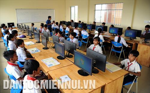 Giờ học tin học của học sinh Trường Phổ thông Dân tộc nội trú THCS An Biên