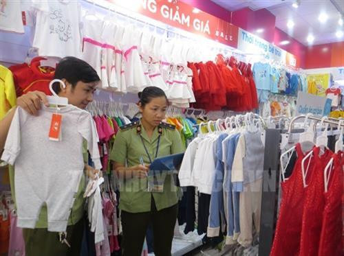 Chi cục QLTT Thành phố Hồ Chí Minh kiểm tra hàng hóa tại một cửa hàng Con Cưng tại Thành phố Hồ Chí Minh. Nguồn: thanhuytphcm.vn Chi cục QLTT Thành phố Hồ Chí Minh kiểm tra hàng hóa tại một cửa hàng Con Cưng tại Thành phố Hồ Chí Minh. Nguồn: thanhuytphcm.vn