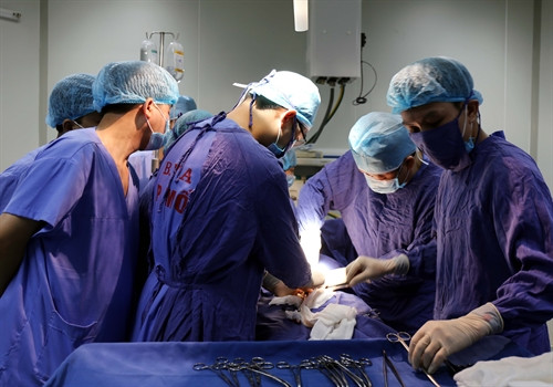 Giáo sư, Tiến sỹ Nguyễn Viết Tiến- Thứ trưởng Bộ Y tế và bác sỹ Đỗ Minh Thịnh, Giám đốc Bệnh viện A Thái Nguyên cùng ê kíp thực hiện ca mổ. Giáo sư, Tiến sỹ Nguyễn Viết Tiến- Thứ trưởng Bộ Y tế và bác sỹ Đỗ Minh Thịnh, Giám đốc Bệnh viện A Thái Nguyên cùng ê kíp thực hiện ca mổ.