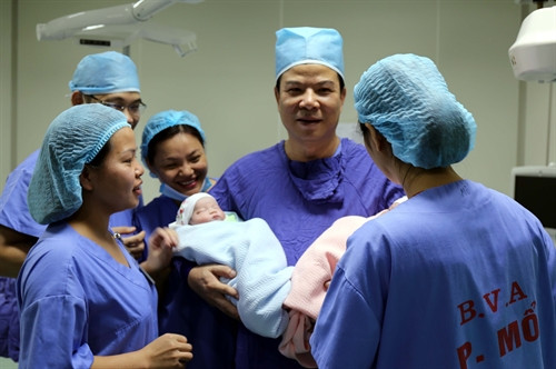 Niềm vui của các y, bác sỹ Bệnh viện A Thái Nguyên khi lần đầu tiên đón những em bé chào đời bằng phương pháp thụ tinh trong ống nghiệm Niềm vui của các y, bác sỹ Bệnh viện A Thái Nguyên khi lần đầu tiên đón những em bé chào đời bằng phương pháp thụ tinh trong ống nghiệm