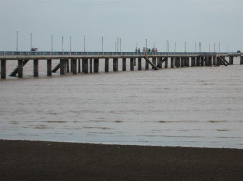 Bãi biển Tân Thành nên thơ hơn với chiếc cầu tàu dài hơn 300m vươn ra tận biển. Ảnh: tiengiang.gov.vn Bãi biển Tân Thành nên thơ hơn với chiếc cầu tàu dài hơn 300m vươn ra tận biển. Ảnh: tiengiang.gov.vn